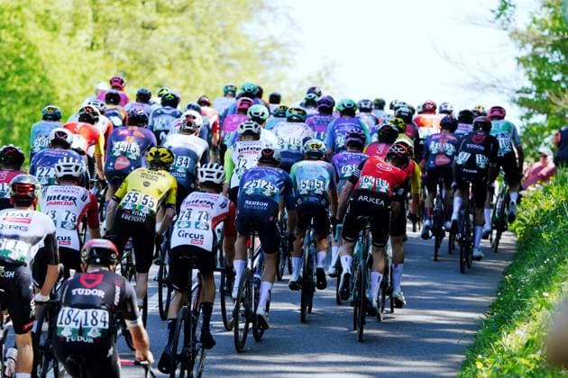 30.04.025 Radrennen Tour de Romandie. 1.Etappe Muenchenstein -Freibourg .Das Fahrerfeld im Aufstieg nach Hochwald SO. Rueckansicht.