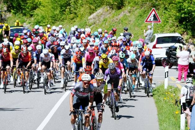 30.04.025 Radrennen Tour de Romandie. 1.Etappe Muenchenstein -Freibourg .Das Fahrerfeld im Aufstieg nach Hochwald SO. An der Spitze Silvan Dillier (SUI) Team Alpecin. Aktion