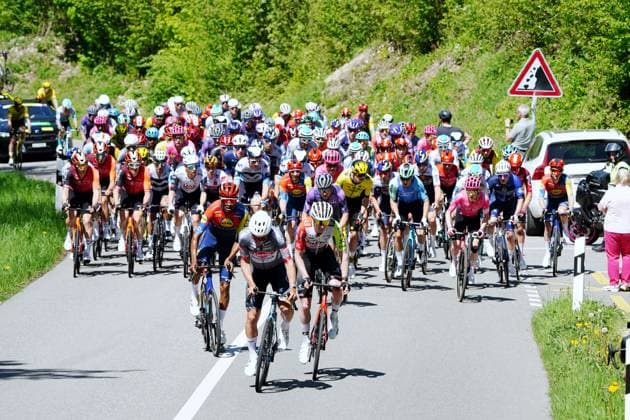 30.04.025 Radrennen Tour de Romandie. 1.Etappe Muenchenstein -Freibourg .Das Fahrerfeld im Aufstieg nach Hochwald SO. An der Spitze Silvan Dillier (SUI) Team Alpecin. Aktion