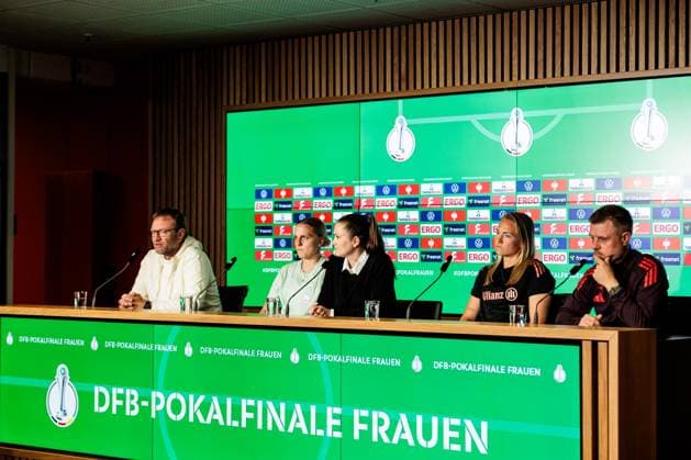 45. DFB-Pokal Finale der Frauen: FC Bayern München - SV Werder Bremen Abschlusspressekonferenz; 30.04.2025 Thomas Horsch (Trainer SV Werder Bremen), Lina Hausicke (SV Werder Bremen, 18), Anne Goßner (DFB Pressesprecherin), Magdalena Eriksson (FC Bayern München, 5), Alexander Straus (FC Bayern München, Trainer) 45. DFB-Pokal Finale der Frauen: FC Bayern München - SV Werder Bremen Abschlusspressekonferenz; Köln, RheinEnergiestadion, 30.04.2025 Copyright: xBEAUTIFULxSPORTS Wunderlx