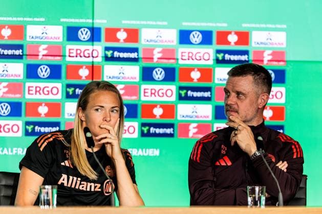 45. DFB-Pokal Finale der Frauen: FC Bayern München - SV Werder Bremen Abschlusspressekonferenz; 30.04.2025 Magdalena Eriksson (FC Bayern München, 5), Alexander Straus (FC Bayern München, Trainer) 45. DFB-Pokal Finale der Frauen: FC Bayern München - SV Werder Bremen Abschlusspressekonferenz; Köln, RheinEnergiestadion, 30.04.2025 Copyright: xBEAUTIFULxSPORTS Wunderlx
