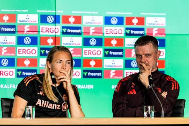 45. DFB-Pokal Finale der Frauen: FC Bayern München - SV Werder Bremen Abschlusspressekonferenz; 30.04.2025 Magdalena Eriksson (FC Bayern München, 5), Alexander Straus (FC Bayern München, Trainer) 45. DFB-Pokal Finale der Frauen: FC Bayern München - SV Werder Bremen Abschlusspressekonferenz; Köln, RheinEnergiestadion, 30.04.2025 Copyright: xBEAUTIFULxSPORTS Wunderlx