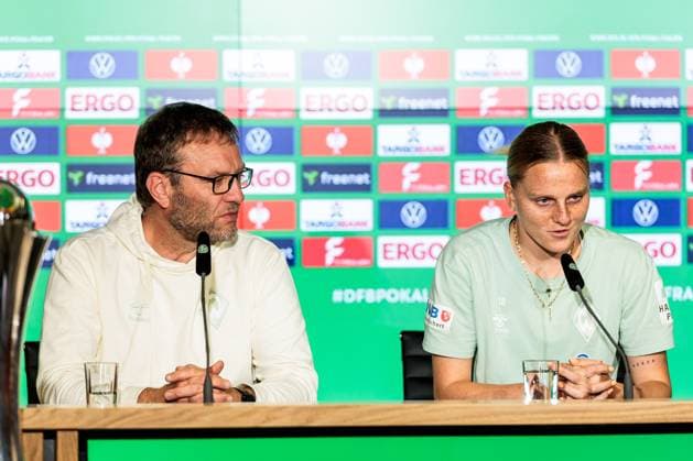 45. DFB-Pokal Finale der Frauen: FC Bayern München - SV Werder Bremen Abschlusspressekonferenz; 30.04.2025 Thomas Horsch (Trainer SV Werder Bremen), Lina Hausicke (SV Werder Bremen, 18) 45. DFB-Pokal Finale der Frauen: FC Bayern München - SV Werder Bremen Abschlusspressekonferenz; Köln, RheinEnergiestadion, 30.04.2025 Copyright: xBEAUTIFULxSPORTS Wunderlx
