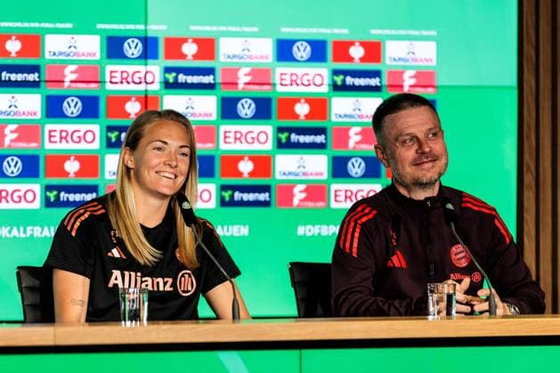 45. DFB-Pokal Finale der Frauen: FC Bayern München - SV Werder Bremen Abschlusspressekonferenz; 30.04.2025 Magdalena Eriksson (FC Bayern München, 5) und Alexander Straus (FC Bayern München, Trainer) lachend 45. DFB-Pokal Finale der Frauen: FC Bayern München - SV Werder Bremen Abschlusspressekonferenz; Köln, RheinEnergiestadion, 30.04.2025 Copyright: xBEAUTIFULxSPORTS Wunderlx