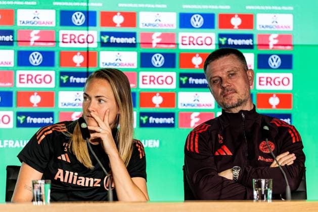 45. DFB-Pokal Finale der Frauen: FC Bayern München - SV Werder Bremen Abschlusspressekonferenz; 30.04.2025 Magdalena Eriksson (FC Bayern München, 5), Alexander Straus (FC Bayern München, Trainer) 45. DFB-Pokal Finale der Frauen: FC Bayern München - SV Werder Bremen Abschlusspressekonferenz; Köln, RheinEnergiestadion, 30.04.2025 Copyright: xBEAUTIFULxSPORTS Wunderlx