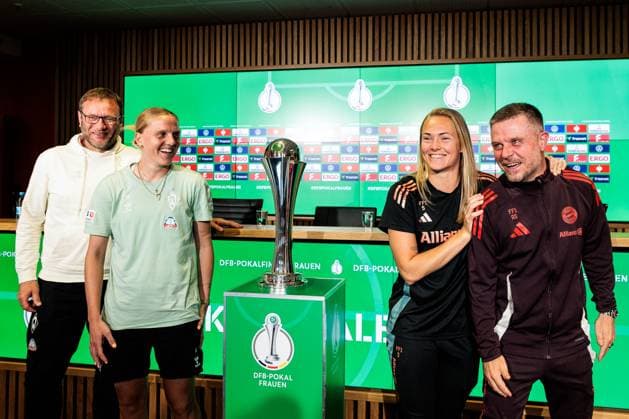45. DFB-Pokal Finale der Frauen: FC Bayern München - SV Werder Bremen Abschlusspressekonferenz; 30.04.2025 Thomas Horsch (Trainer SV Werder Bremen), Lina Hausicke (SV Werder Bremen, 18), der DFB Pokal der Frauen, Magdalena Eriksson (FC Bayern München, 5), Alexander Straus (FC Bayern München, Trainer) alle lachen 45. DFB-Pokal Finale der Frauen: FC Bayern München - SV Werder Bremen Abschlusspressekonferenz; Köln, RheinEnergiestadion, 30.04.2025 Copyright: xBEAUTIFULxSPORTS Wunderlx
