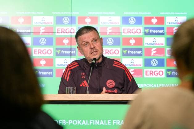Fußball, DFB Pokal Frauen, 20250430, Pressekonferenz MD-1 FC Bayern München - SV Werder Bremen. Im Bild Trainer Bayern Alexander STRAUS spricht. Köln Rhein-Energie Stadion Nordrhein-Westfalen Deutschland Copyright: Passion2Press MarkusxFischerx