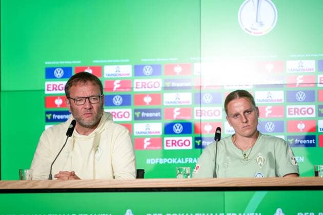 Fußball, DFB Pokal Frauen, 20250430, Pressekonferenz MD-1 FC Bayern München - SV Werder Bremen. Im Bild v.l. Trainer Bremen Thomas HORSCH, Lina HAUSICKE (Bremen, 18) lauschen den Fragen. Köln Rhein-Energie Stadion Nordrhein-Westfalen Deutschland Copyright: Passion2Press MarkusxFischerx