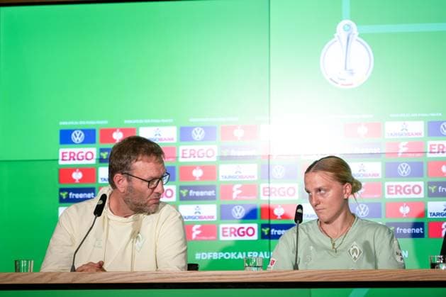 Fußball, DFB Pokal Frauen, 20250430, Pressekonferenz MD-1 FC Bayern München - SV Werder Bremen. Im Bild v.l. Trainer Bremen Thomas HORSCH, Lina HAUSICKE (Bremen, 18) schauen sich in die Augen stimmen sich ab. Köln Rhein-Energie Stadion Nordrhein-Westfalen Deutschland Copyright: Passion2Press MarkusxFischerx