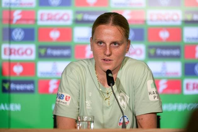 Fußball, DFB Pokal Frauen, 20250430, Pressekonferenz MD-1 FC Bayern München - SV Werder Bremen. Im Bild Lina HAUSICKE (Bremen, 18) spricht. Köln Rhein-Energie Stadion Nordrhein-Westfalen Deutschland Copyright: Passion2Press MarkusxFischerx