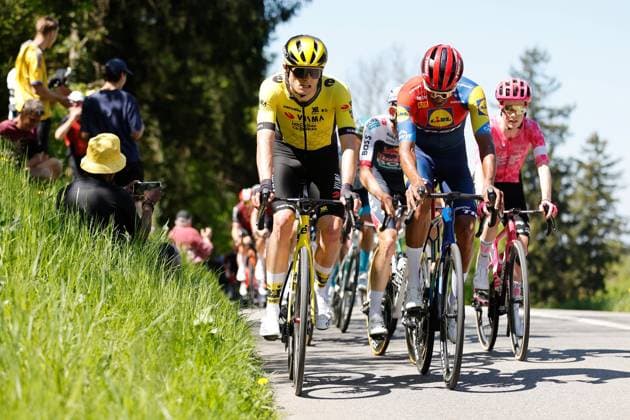 1.Etappe Muenchenstein - Fribourg Manno Huising NED - Amanuel Gebrezgabihier ERI 30.04.2025 Hochwald SO, SCHWEIZ, Tour de Romandie 1.Etappe Muenchenstein - Fribourg Manno Huising NED Team Lease a Bike und Amanuel Gebrezgabihier ERI Team Lidl Trek