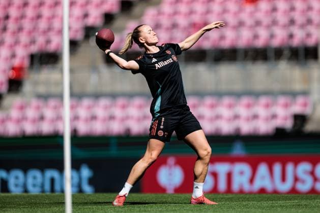45. DFB-Pokal Finale der Frauen: FC Bayern München - SV Werder Bremen Abschlusstraining FC Bayern München; 30.04.2025 Lea Schüller (FC Bayern München, 11) mit Football 45. DFB-Pokal Finale der Frauen: FC Bayern München - SV Werder Bremen Abschlusstraining FC Bayern München; Köln, RheinEnergiestadion, 30.04.2025 Copyright: xBEAUTIFULxSPORTS Wunderlx
