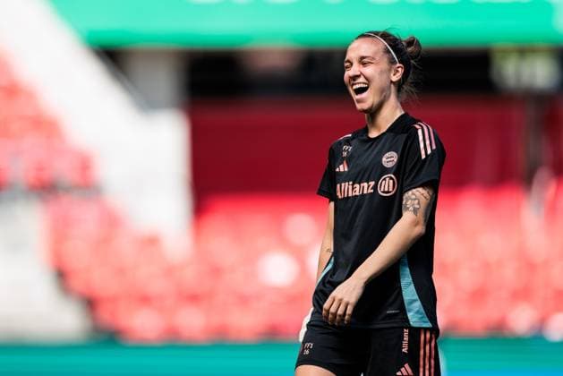 45. DFB-Pokal Finale der Frauen: FC Bayern München - SV Werder Bremen Abschlusstraining FC Bayern München; 30.04.2025 Julia Zigiotti Olme (FC Bayern München, 16) lacht, lachend 45. DFB-Pokal Finale der Frauen: FC Bayern München - SV Werder Bremen Abschlusstraining FC Bayern München; Köln, RheinEnergiestadion, 30.04.2025 Copyright: xBEAUTIFULxSPORTS Wunderlx