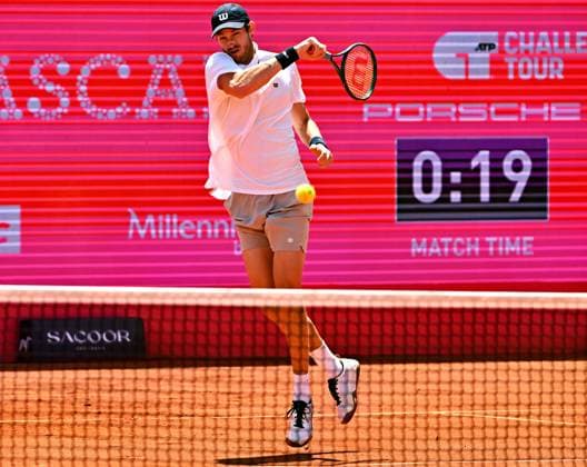 Der Chilene Nicolas Jarry bei den Estoril Open im Kampf um den Einzug in das Achtelfinale Estoril Open, ATP, Tennis Herren 175 Challenge Tour, 30-04-2025, 1. Runde - Beste 32: Der Chilene Nicolas Jarry beim ATP-175-Sandplatzturnier in Portugal im Match um den Einzug in das Achtelfinale gegen den Portugiesen Henrique Rocha Estoril Estoril Tenis Club Lisbon Portugal