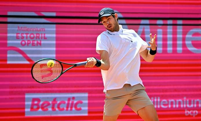 Der Chilene Nicolas Jarry bei den Estoril Open im Kampf um den Einzug in das Achtelfinale Estoril Open, ATP, Tennis Herren 175 Challenge Tour, 30-04-2025, 1. Runde - Beste 32: Der Chilene Nicolas Jarry beim ATP-175-Sandplatzturnier in Portugal im Match um den Einzug in das Achtelfinale gegen den Portugiesen Henrique Rocha Estoril Estoril Tenis Club Lisbon Portugal