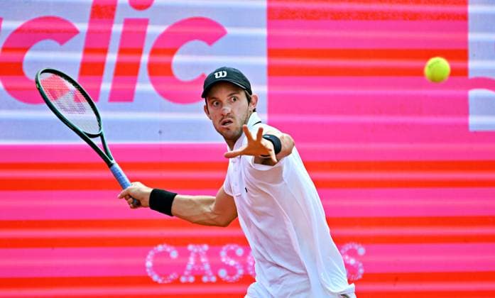 Der Chilene Nicolas Jarry bei den Estoril Open im Kampf um den Einzug in das Achtelfinale Estoril Open, ATP, Tennis Herren 175 Challenge Tour, 30-04-2025, 1. Runde - Beste 32: Der Chilene Nicolas Jarry beim ATP-175-Sandplatzturnier in Portugal im Match um den Einzug in das Achtelfinale gegen den Portugiesen Henrique Rocha Estoril Estoril Tenis Club Lisbon Portugal