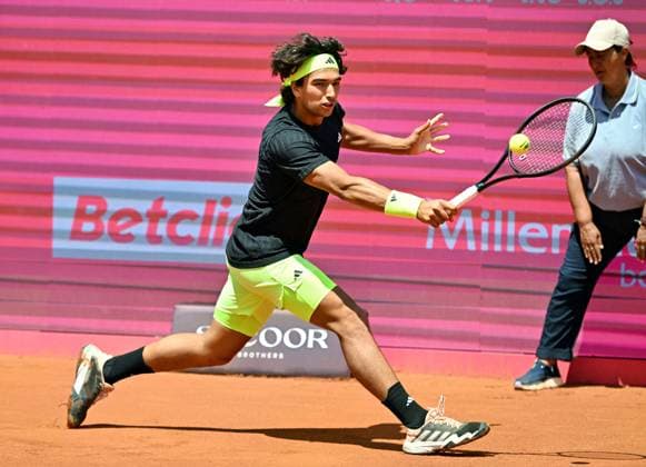 Der Portugiese Henrique Rocha bei den Estoril Open im Kampf um den Einzug in das Achtelfinale Estoril Open, ATP, Tennis Herren 175 Challenge Tour, 30-04-2025, 1. Runde - Beste 32: Der Portugiese Henrique ROCHA beim ATP-175-Sandplatzturnier in Portugal im Match um den Einzug in das Achtelfinale gegen den Chilenen Nicolas Jarry, Estoril Estoril Tenis Club Lisbon Portugal
