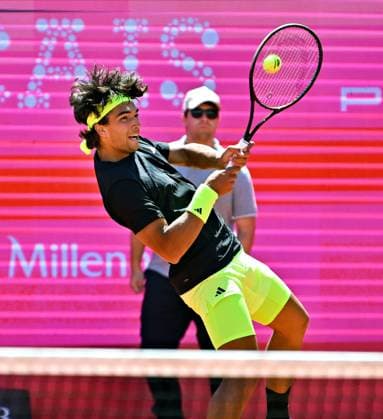Der Portugiese Henrique Rocha bei den Estoril Open im Kampf um den Einzug in das Achtelfinale Estoril Open, ATP, Tennis Herren 175 Challenge Tour, 30-04-2025, 1. Runde - Beste 32: Der Portugiese Henrique ROCHA beim ATP-175-Sandplatzturnier in Portugal im Match um den Einzug in das Achtelfinale gegen den Chilenen Nicolas Jarry, Estoril Estoril Tenis Club Lisbon Portugal