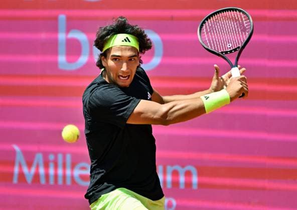 Der Portugiese Henrique Rocha bei den Estoril Open im Kampf um den Einzug in das Achtelfinale Estoril Open, ATP, Tennis Herren 175 Challenge Tour, 30-04-2025, 1. Runde - Beste 32: Der Portugiese Henrique ROCHA beim ATP-175-Sandplatzturnier in Portugal im Match um den Einzug in das Achtelfinale gegen den Chilenen Nicolas Jarry, Estoril Estoril Tenis Club Lisbon Portugal
