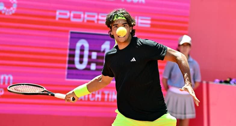 Der Portugiese Henrique Rocha bei den Estoril Open im Kampf um den Einzug in das Achtelfinale Estoril Open, ATP, Tennis Herren 175 Challenge Tour, 30-04-2025, 1. Runde - Beste 32: Der Portugiese Henrique ROCHA beim ATP-175-Sandplatzturnier in Portugal im Match um den Einzug in das Achtelfinale gegen den Chilenen Nicolas Jarry, Estoril Estoril Tenis Club Lisbon Portugal