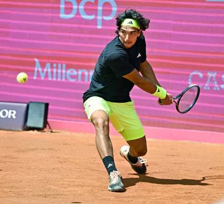 Der Portugiese Henrique Rocha bei den Estoril Open im Kampf um den Einzug in das Achtelfinale Estoril Open, ATP, Tennis Herren 175 Challenge Tour, 30-04-2025, 1. Runde - Beste 32: Der Portugiese Henrique ROCHA beim ATP-175-Sandplatzturnier in Portugal im Match um den Einzug in das Achtelfinale gegen den Chilenen Nicolas Jarry, Estoril Estoril Tenis Club Lisbon Portugal