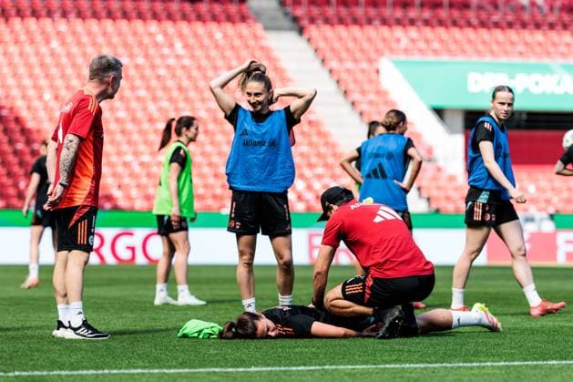 45. DFB-Pokal Finale der Frauen: FC Bayern München - SV Werder Bremen Abschlusstraining FC Bayern München; 30.04.2025 Alexander Straus (FC Bayern München, Trainer), Katharina Naschenweng (FC Bayern München, 19), Lena Oberdorf (FC Bayern München, 8) wird gedehnt 45. DFB-Pokal Finale der Frauen: FC Bayern München - SV Werder Bremen Abschlusstraining FC Bayern München; Köln, RheinEnergiestadion, 30.04.2025 Copyright: xBEAUTIFULxSPORTS Wunderlx