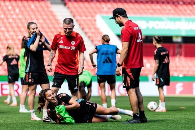 45. DFB-Pokal Finale der Frauen: FC Bayern München - SV Werder Bremen Abschlusstraining FC Bayern München; 30.04.2025 Lena Oberdorf (FC Bayern München, 8) dehnt sich, lachend, Alexander Straus (FC Bayern München, Trainer) 45. DFB-Pokal Finale der Frauen: FC Bayern München - SV Werder Bremen Abschlusstraining FC Bayern München; Köln, RheinEnergiestadion, 30.04.2025 Copyright: xBEAUTIFULxSPORTS Wunderlx