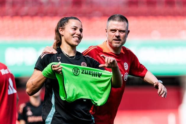 45. DFB-Pokal Finale der Frauen: FC Bayern München - SV Werder Bremen Abschlusstraining FC Bayern München; 30.04.2025 Lena Oberdorf (FC Bayern München, 8) mit Alexander Straus (FC Bayern München, Trainer) 45. DFB-Pokal Finale der Frauen: FC Bayern München - SV Werder Bremen Abschlusstraining FC Bayern München; Köln, RheinEnergiestadion, 30.04.2025 Copyright: xBEAUTIFULxSPORTS Wunderlx
