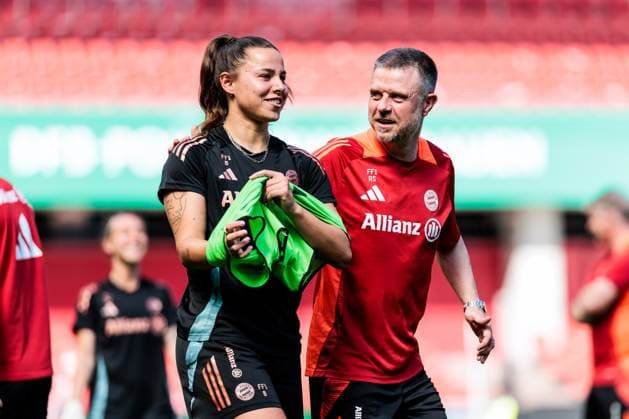 45. DFB-Pokal Finale der Frauen: FC Bayern München - SV Werder Bremen Abschlusstraining FC Bayern München; 30.04.2025 Lena Oberdorf (FC Bayern München, 8) mit Alexander Straus (FC Bayern München, Trainer) 45. DFB-Pokal Finale der Frauen: FC Bayern München - SV Werder Bremen Abschlusstraining FC Bayern München; Köln, RheinEnergiestadion, 30.04.2025 Copyright: xBEAUTIFULxSPORTS Wunderlx