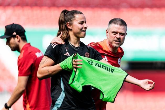 45. DFB-Pokal Finale der Frauen: FC Bayern München - SV Werder Bremen Abschlusstraining FC Bayern München; 30.04.2025 Lena Oberdorf (FC Bayern München, 8) mit Alexander Straus (FC Bayern München, Trainer) 45. DFB-Pokal Finale der Frauen: FC Bayern München - SV Werder Bremen Abschlusstraining FC Bayern München; Köln, RheinEnergiestadion, 30.04.2025 Copyright: xBEAUTIFULxSPORTS Wunderlx