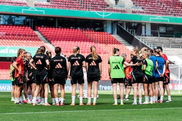 45. DFB-Pokal Finale der Frauen: FC Bayern München - SV Werder Bremen Abschlusstraining FC Bayern München; 30.04.2025 Teamkreis, Ansprache Alexander Straus (FC Bayern München, Trainer) 45. DFB-Pokal Finale der Frauen: FC Bayern München - SV Werder Bremen Abschlusstraining FC Bayern München; Köln, RheinEnergiestadion, 30.04.2025 Copyright: xBEAUTIFULxSPORTS Wunderlx