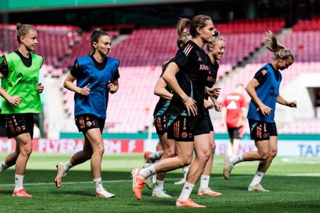 45. DFB-Pokal Finale der Frauen: FC Bayern München - SV Werder Bremen Abschlusstraining FC Bayern München; 30.04.2025 Sydney Lohmann (FC Bayern München, 12) warmlaufen 45. DFB-Pokal Finale der Frauen: FC Bayern München - SV Werder Bremen Abschlusstraining FC Bayern München; Köln, RheinEnergiestadion, 30.04.2025 Copyright: xBEAUTIFULxSPORTS Wunderlx