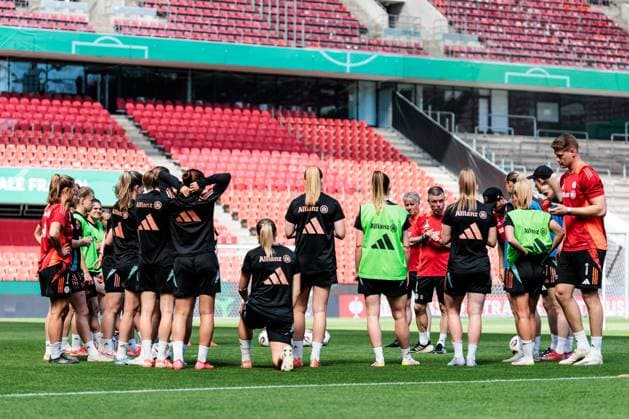 45. DFB-Pokal Finale der Frauen: FC Bayern München - SV Werder Bremen Abschlusstraining FC Bayern München; 30.04.2025 Teamkreis, Ansprache Alexander Straus (FC Bayern München, Trainer) 45. DFB-Pokal Finale der Frauen: FC Bayern München - SV Werder Bremen Abschlusstraining FC Bayern München; Köln, RheinEnergiestadion, 30.04.2025 Copyright: xBEAUTIFULxSPORTS Wunderlx