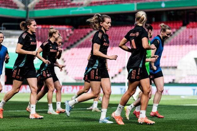 45. DFB-Pokal Finale der Frauen: FC Bayern München - SV Werder Bremen Abschlusstraining FC Bayern München; 30.04.2025 Linda Sembrant (FC Bayern München, 2) warmlaufen 45. DFB-Pokal Finale der Frauen: FC Bayern München - SV Werder Bremen Abschlusstraining FC Bayern München; Köln, RheinEnergiestadion, 30.04.2025 Copyright: xBEAUTIFULxSPORTS Wunderlx