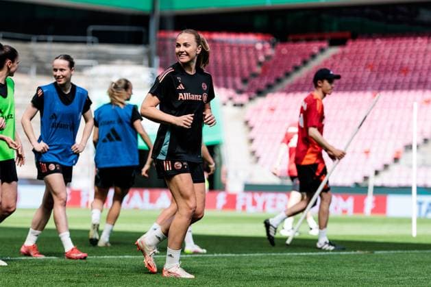 45. DFB-Pokal Finale der Frauen: FC Bayern München - SV Werder Bremen Abschlusstraining FC Bayern München; 30.04.2025 Glodis Perla Viggosdottir (FC Bayern München, 4) lachend, lacht 45. DFB-Pokal Finale der Frauen: FC Bayern München - SV Werder Bremen Abschlusstraining FC Bayern München; Köln, RheinEnergiestadion, 30.04.2025 Copyright: xBEAUTIFULxSPORTS Wunderlx