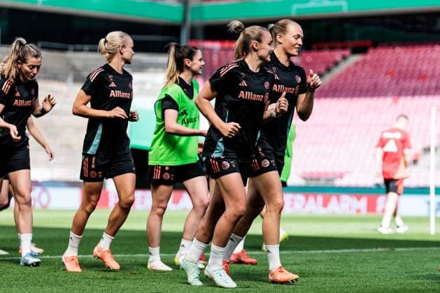 45. DFB-Pokal Finale der Frauen: FC Bayern München - SV Werder Bremen Abschlusstraining FC Bayern München; 30.04.2025 Georgia Stanway (FC Bayern München, 31) warmlaufen 45. DFB-Pokal Finale der Frauen: FC Bayern München - SV Werder Bremen Abschlusstraining FC Bayern München; Köln, RheinEnergiestadion, 30.04.2025 Copyright: xBEAUTIFULxSPORTS Wunderlx