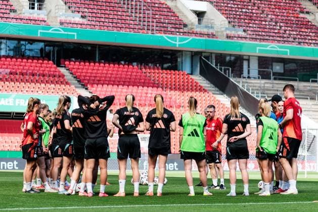 45. DFB-Pokal Finale der Frauen: FC Bayern München - SV Werder Bremen Abschlusstraining FC Bayern München; 30.04.2025 Teamkreis, Ansprache Alexander Straus (FC Bayern München, Trainer) 45. DFB-Pokal Finale der Frauen: FC Bayern München - SV Werder Bremen Abschlusstraining FC Bayern München; Köln, RheinEnergiestadion, 30.04.2025 Copyright: xBEAUTIFULxSPORTS Wunderlx