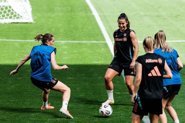 45. DFB-Pokal Finale der Frauen: FC Bayern München - SV Werder Bremen Abschlusstraining FC Bayern München; 30.04.2025 Sydney Lohmann (FC Bayern München, 12), Lena Oberdorf (FC Bayern München, 8) am Ball 45. DFB-Pokal Finale der Frauen: FC Bayern München - SV Werder Bremen Abschlusstraining FC Bayern München; Köln, RheinEnergiestadion, 30.04.2025 Copyright: xBEAUTIFULxSPORTS Wunderlx