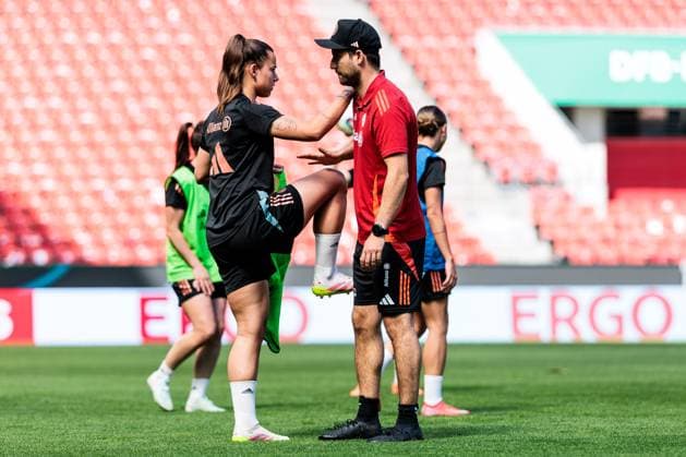 45. DFB-Pokal Finale der Frauen: FC Bayern München - SV Werder Bremen Abschlusstraining FC Bayern München; 30.04.2025 Lena Oberdorf (FC Bayern München, 8) dehnt sich 45. DFB-Pokal Finale der Frauen: FC Bayern München - SV Werder Bremen Abschlusstraining FC Bayern München; Köln, RheinEnergiestadion, 30.04.2025 Copyright: xBEAUTIFULxSPORTS Wunderlx