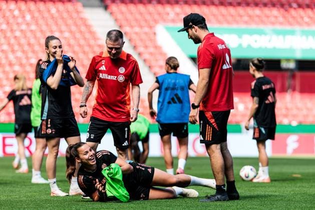 45. DFB-Pokal Finale der Frauen: FC Bayern München - SV Werder Bremen Abschlusstraining FC Bayern München; 30.04.2025 Lena Oberdorf (FC Bayern München, 8) dehnt sich, lachend, Alexander Straus (FC Bayern München, Trainer) 45. DFB-Pokal Finale der Frauen: FC Bayern München - SV Werder Bremen Abschlusstraining FC Bayern München; Köln, RheinEnergiestadion, 30.04.2025 Copyright: xBEAUTIFULxSPORTS Wunderlx