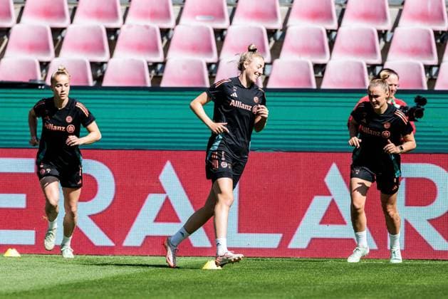 45. DFB-Pokal Finale der Frauen: FC Bayern München - SV Werder Bremen Abschlusstraining FC Bayern München; 30.04.2025 Warmup Carolin Simon (FC Bayern München, 30) 45. DFB-Pokal Finale der Frauen: FC Bayern München - SV Werder Bremen Abschlusstraining FC Bayern München; Köln, RheinEnergiestadion, 30.04.2025 Copyright: xBEAUTIFULxSPORTS Wunderlx