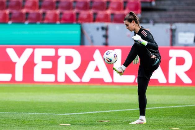 45. DFB-Pokal Finale der Frauen: FC Bayern München - SV Werder Bremen Abschlusstraining FC Bayern München; 30.04.2025 Ena Mahmutovic (FC Bayern München, 32) am Ball 45. DFB-Pokal Finale der Frauen: FC Bayern München - SV Werder Bremen Abschlusstraining FC Bayern München; Köln, RheinEnergiestadion, 30.04.2025 Copyright: xBEAUTIFULxSPORTS Wunderlx