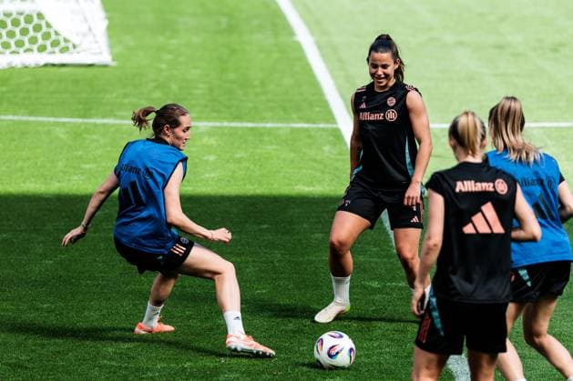 45. DFB-Pokal Finale der Frauen: FC Bayern München - SV Werder Bremen Abschlusstraining FC Bayern München; 30.04.2025 Sydney Lohmann (FC Bayern München, 12), Lena Oberdorf (FC Bayern München, 8) am Ball 45. DFB-Pokal Finale der Frauen: FC Bayern München - SV Werder Bremen Abschlusstraining FC Bayern München; Köln, RheinEnergiestadion, 30.04.2025 Copyright: xBEAUTIFULxSPORTS Wunderlx
