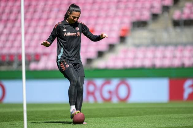 Fußball, DFB Pokal Frauen, 20250430, Abschlusstraining MD-1 FC Bayern München - SV Werder Bremen. Im Bild Torhüterin Maria Luisa GROHS (Bayern, 1) stoppt American Football. Köln Rhein-Energie Stadion Nordrhein-Westfalen Deutschland Copyright: Passion2Press MarkusxFischerx