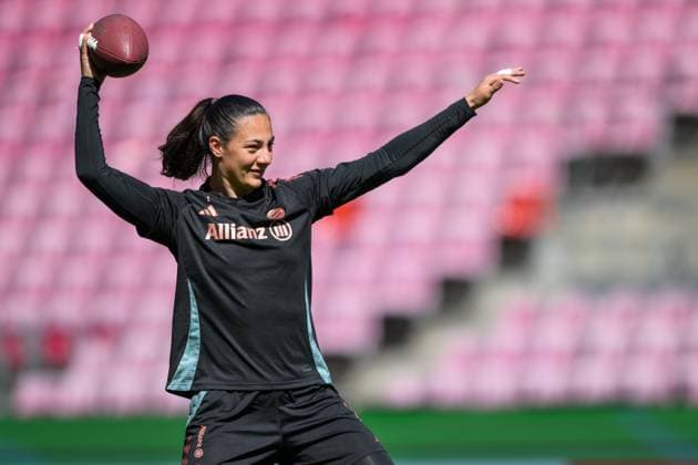 Fußball, DFB Pokal Frauen, 20250430, Abschlusstraining MD-1 FC Bayern München - SV Werder Bremen. Im Bild Torhüterin Maria Luisa GROHS (Bayern, 1) wirft American Football. Köln Rhein-Energie Stadion Nordrhein-Westfalen Deutschland Copyright: Passion2Press MarkusxFischerx