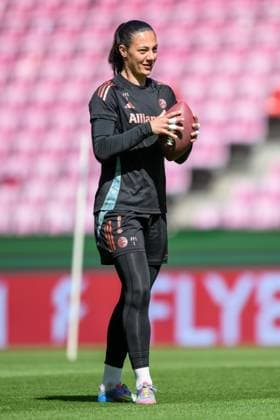 Fußball, DFB Pokal Frauen, 20250430, Abschlusstraining MD-1 FC Bayern München - SV Werder Bremen. Im Bild Torhüterin Maria Luisa GROHS (Bayern, 1) mit American Football. Köln Rhein-Energie Stadion Nordrhein-Westfalen Deutschland Copyright: Passion2Press MarkusxFischerx