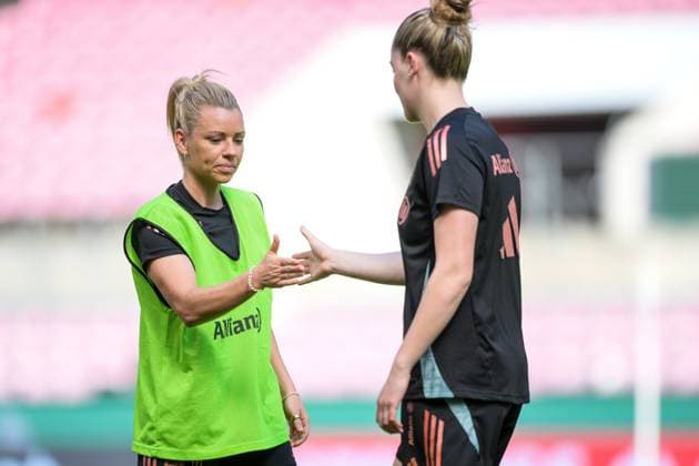 Fußball, DFB Pokal Frauen, 20250430, Abschlusstraining MD-1 FC Bayern München - SV Werder Bremen. Im Bild v.l. Linda DALLMANN (Bayern, 10), Alara SEHITLER (Bayern, 14) Handschlag Ritual. Köln Rhein-Energie Stadion Nordrhein-Westfalen Deutschland Copyright: Passion2Press MarkusxFischerx