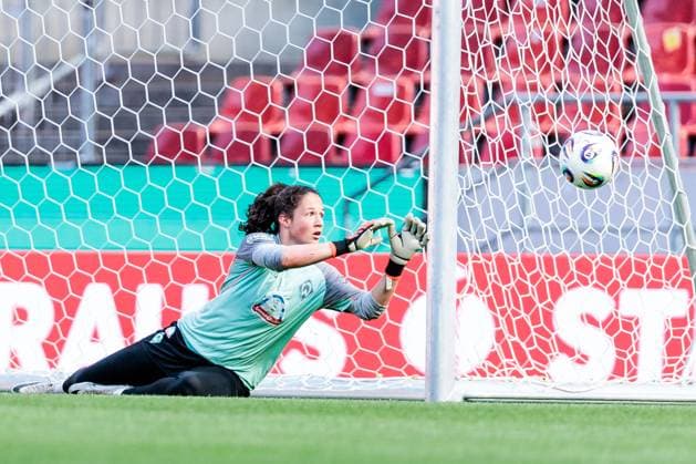 45. DFB-Pokal Finale der Frauen: FC Bayern München - SV Werder Bremen Abschlusstraining SV Werder Bremen; 30.04.2025 Livia Peng (SV Werder Bremen, 1) mit Ball 45. DFB-Pokal Finale der Frauen: FC Bayern München - SV Werder Bremen Abschlusstraining SV Werder Bremen; Köln, RheinEnergiestadion, 30.04.2025 Copyright: xBEAUTIFULxSPORTS Wunderlx
