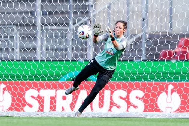 45. DFB-Pokal Finale der Frauen: FC Bayern München - SV Werder Bremen Abschlusstraining SV Werder Bremen; 30.04.2025 Livia Peng (SV Werder Bremen, 1) mit Ball 45. DFB-Pokal Finale der Frauen: FC Bayern München - SV Werder Bremen Abschlusstraining SV Werder Bremen; Köln, RheinEnergiestadion, 30.04.2025 Copyright: xBEAUTIFULxSPORTS Wunderlx