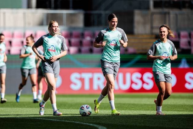 45. DFB-Pokal Finale der Frauen: FC Bayern München - SV Werder Bremen Abschlusstraining SV Werder Bremen; 30.04.2025 Juliane Wirtz (SV Werder Bremen, 28) mit Ball 45. DFB-Pokal Finale der Frauen: FC Bayern München - SV Werder Bremen Abschlusstraining SV Werder Bremen; Köln, RheinEnergiestadion, 30.04.2025 Copyright: xBEAUTIFULxSPORTS Wunderlx